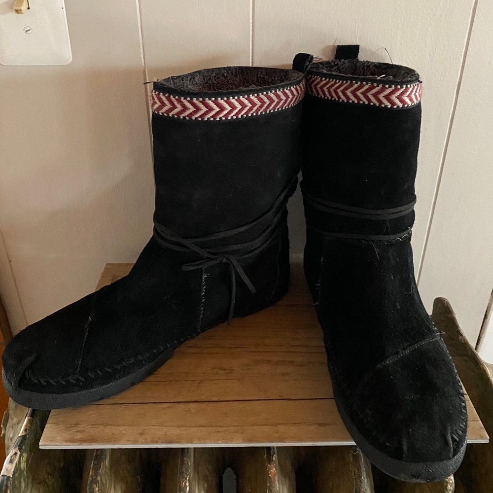 Tom’s lined boots.